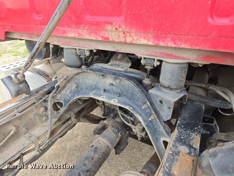 image for item ER1677 2000 Sterling L9500 truck cab and chassis