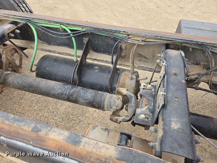 image for item ER1677 2000 Sterling L9500 truck cab and chassis