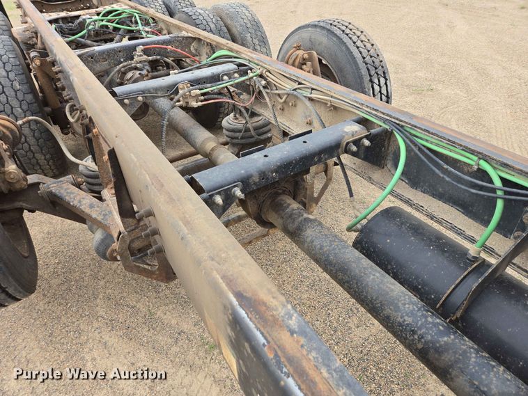 image for item ER1677 2000 Sterling L9500 truck cab and chassis