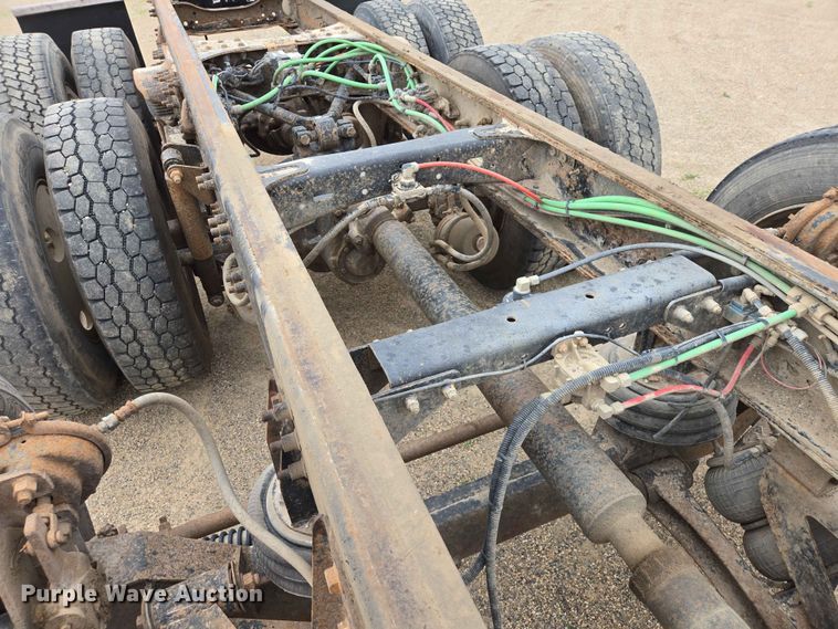 image for item ER1677 2000 Sterling L9500 truck cab and chassis