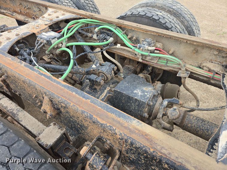 image for item ER1677 2000 Sterling L9500 truck cab and chassis