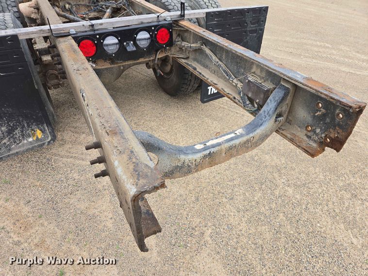 image for item ER1677 2000 Sterling L9500 truck cab and chassis