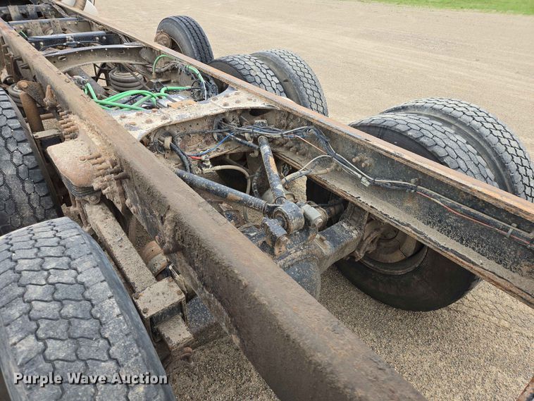 image for item ER1677 2000 Sterling L9500 truck cab and chassis