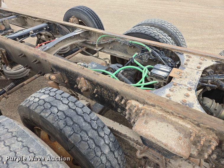 image for item ER1677 2000 Sterling L9500 truck cab and chassis