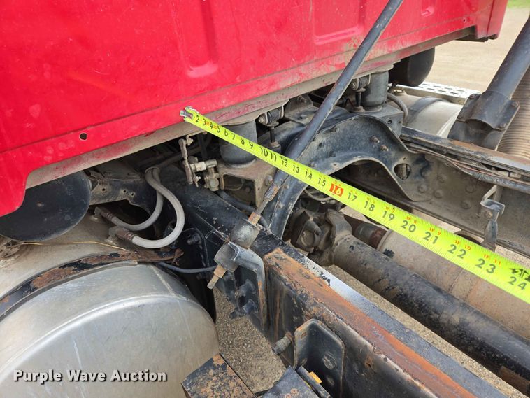 image for item ER1677 2000 Sterling L9500 truck cab and chassis
