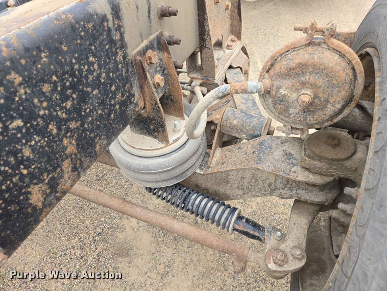 image for item ER1677 2000 Sterling L9500 truck cab and chassis