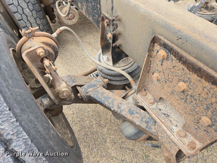 image for item ER1677 2000 Sterling L9500 truck cab and chassis