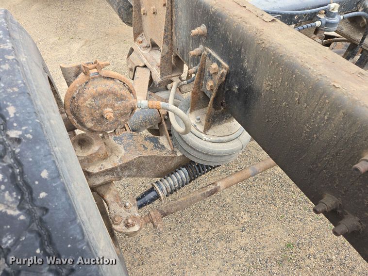image for item ER1677 2000 Sterling L9500 truck cab and chassis