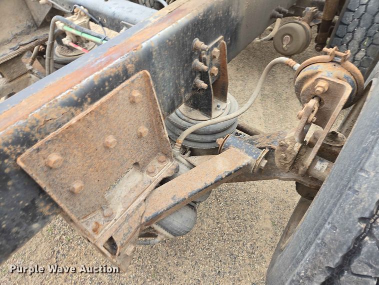 image for item ER1677 2000 Sterling L9500 truck cab and chassis