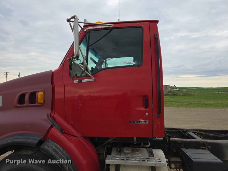 image for item ER1677 2000 Sterling L9500 truck cab and chassis