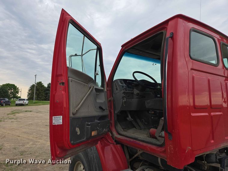 image for item ER1677 2000 Sterling L9500 truck cab and chassis