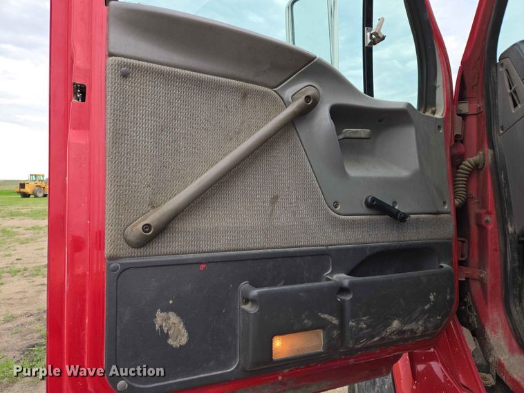 image for item ER1677 2000 Sterling L9500 truck cab and chassis