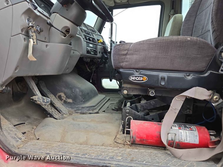 image for item ER1677 2000 Sterling L9500 truck cab and chassis