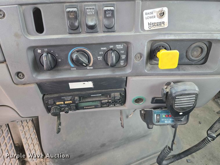 image for item ER1677 2000 Sterling L9500 truck cab and chassis
