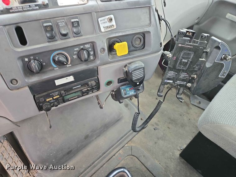 image for item ER1677 2000 Sterling L9500 truck cab and chassis