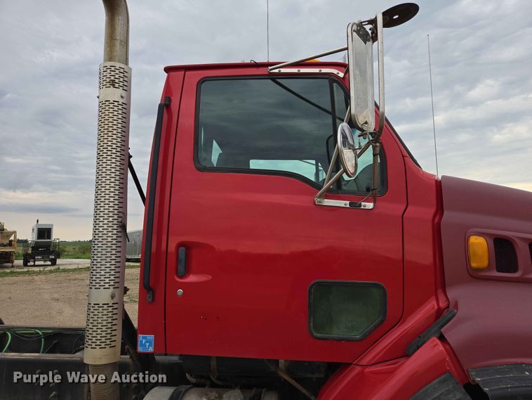 image for item ER1677 2000 Sterling L9500 truck cab and chassis