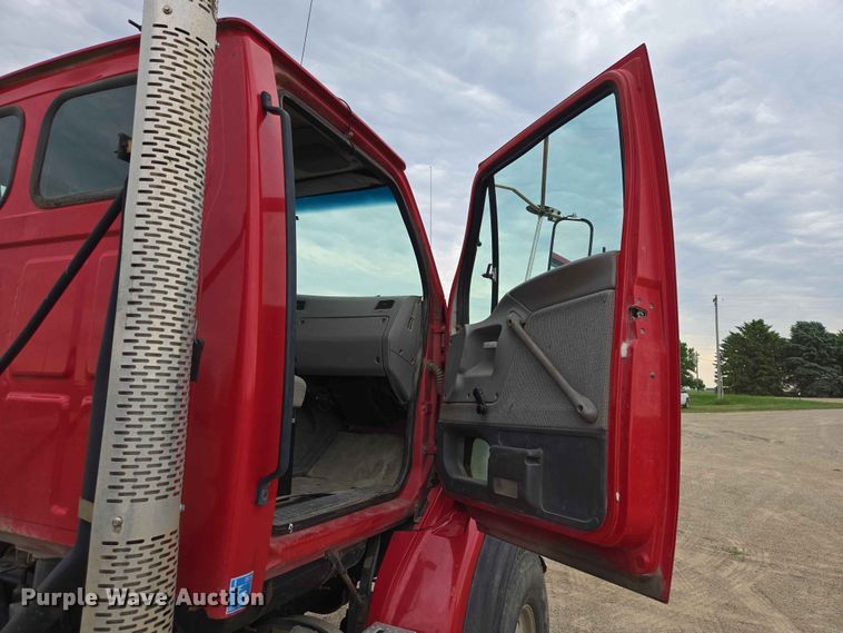 image for item ER1677 2000 Sterling L9500 truck cab and chassis