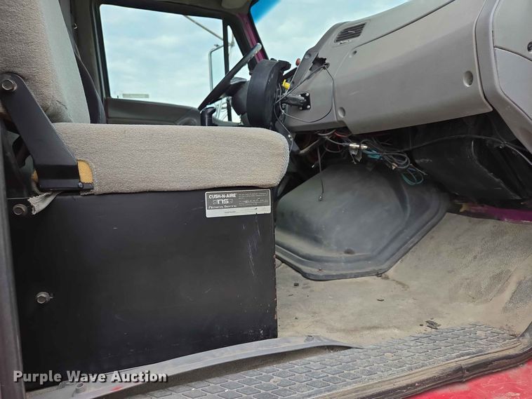 image for item ER1677 2000 Sterling L9500 truck cab and chassis