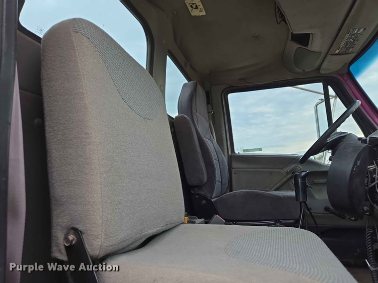 image for item ER1677 2000 Sterling L9500 truck cab and chassis