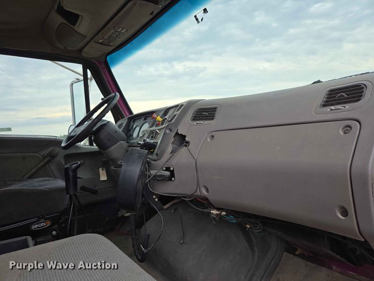 image for item ER1677 2000 Sterling L9500 truck cab and chassis