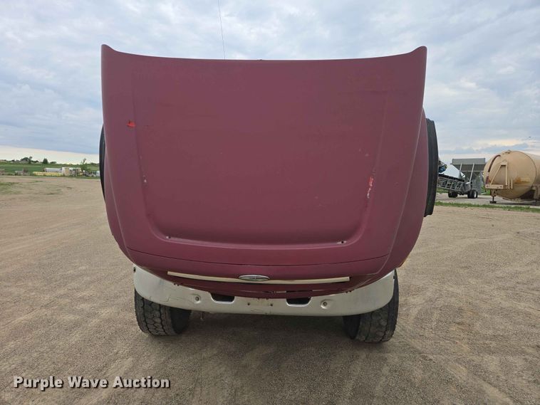 image for item ER1677 2000 Sterling L9500 truck cab and chassis
