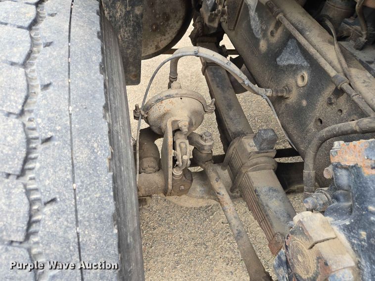 image for item ER1677 2000 Sterling L9500 truck cab and chassis