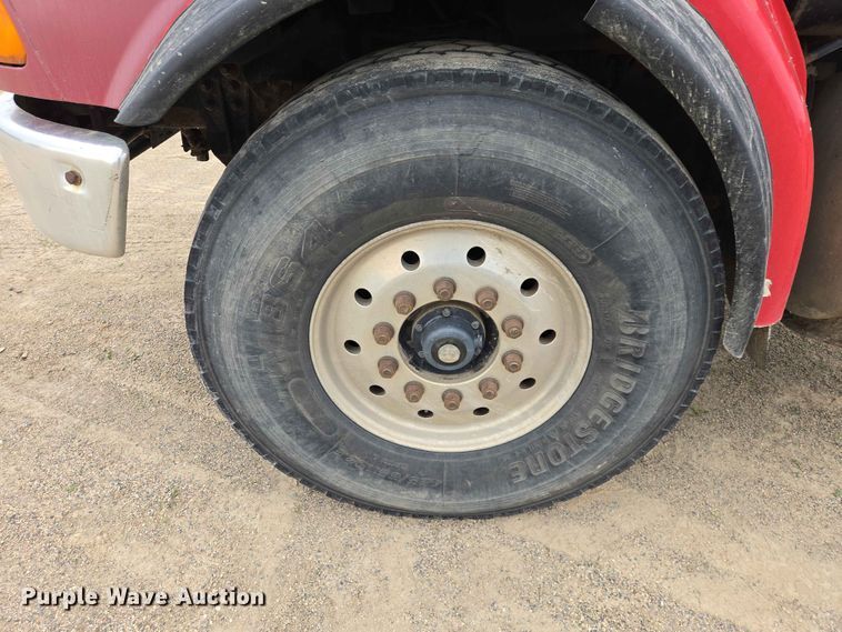 image for item ER1677 2000 Sterling L9500 truck cab and chassis