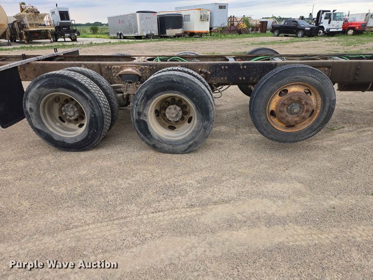 image for item ER1677 2000 Sterling L9500 truck cab and chassis