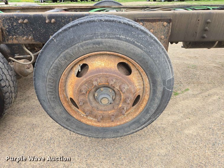 image for item ER1677 2000 Sterling L9500 truck cab and chassis