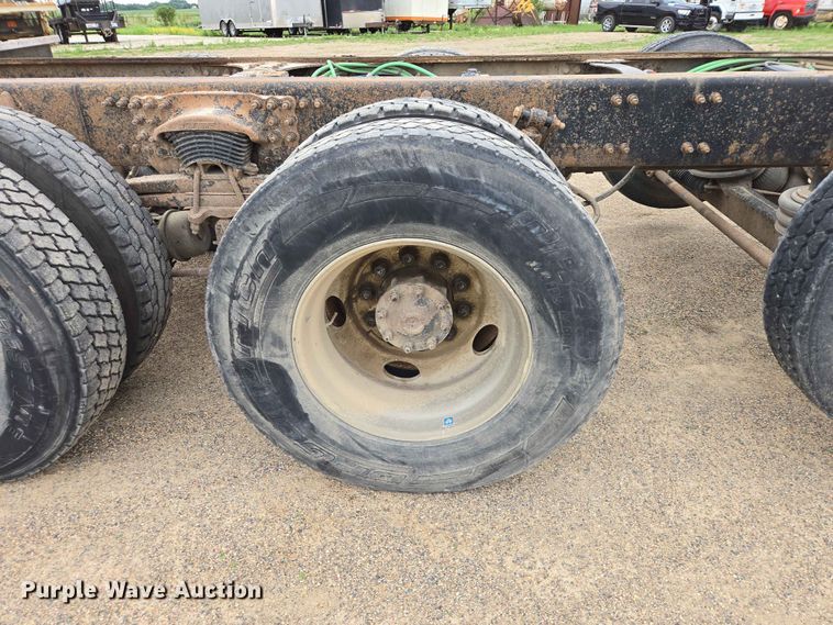 image for item ER1677 2000 Sterling L9500 truck cab and chassis