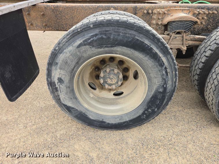 image for item ER1677 2000 Sterling L9500 truck cab and chassis