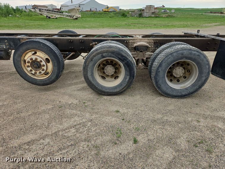image for item ER1677 2000 Sterling L9500 truck cab and chassis