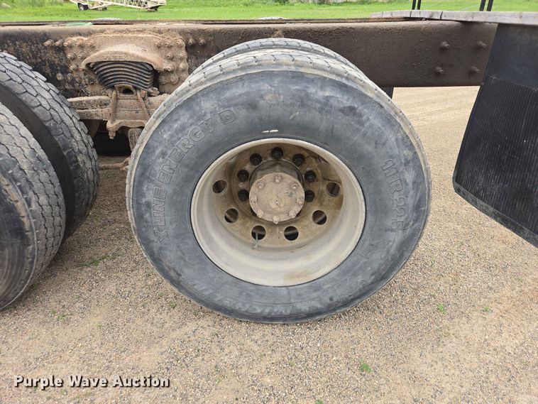 image for item ER1677 2000 Sterling L9500 truck cab and chassis