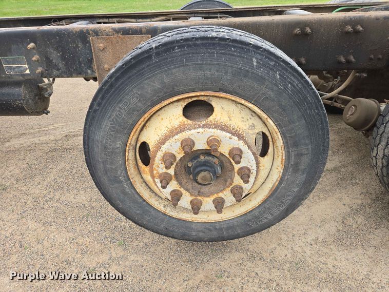 image for item ER1677 2000 Sterling L9500 truck cab and chassis