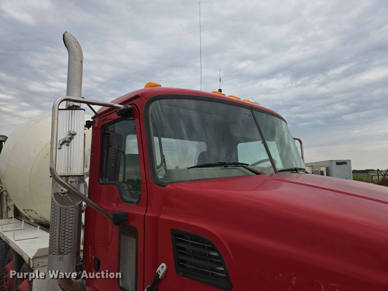 image for item ER1678 2007 Mack CV513 ready mix truck