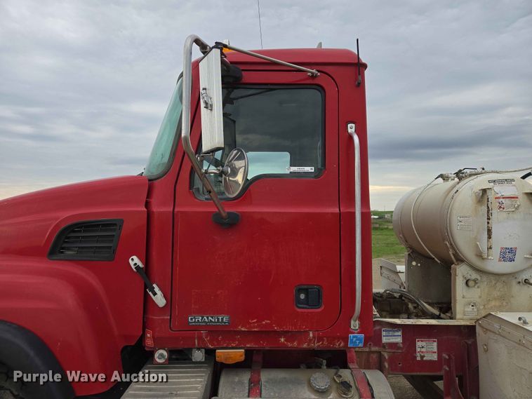 image for item ER1678 2007 Mack CV513 ready mix truck