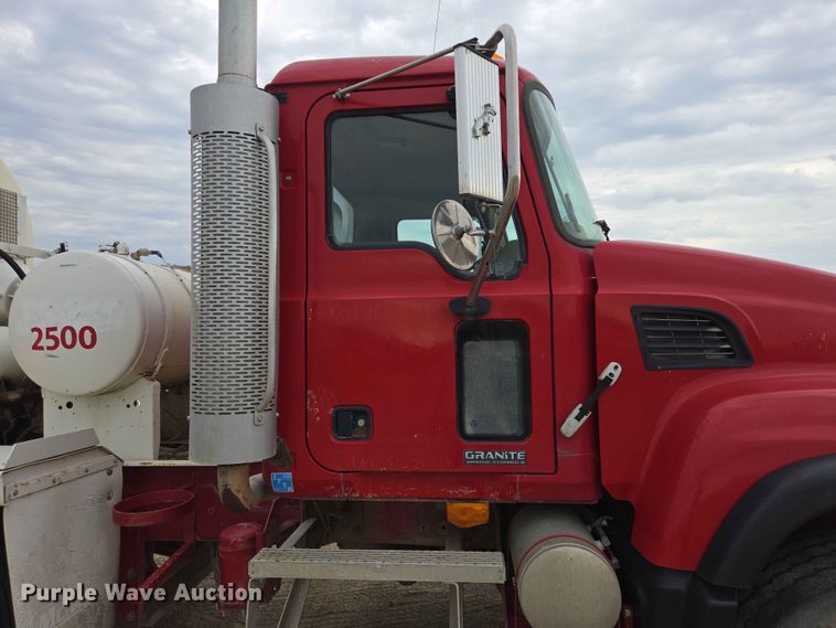 image for item ER1678 2007 Mack CV513 ready mix truck