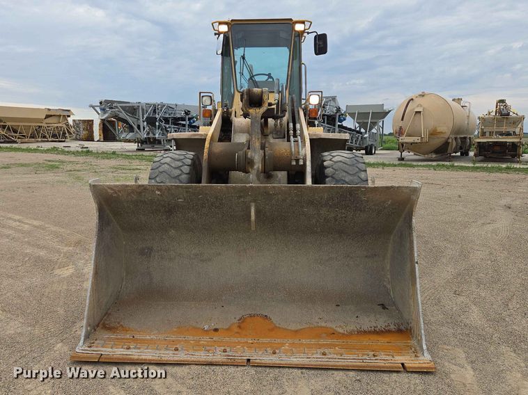 image for item ER1679 1997 John Deere 624G wheel loader