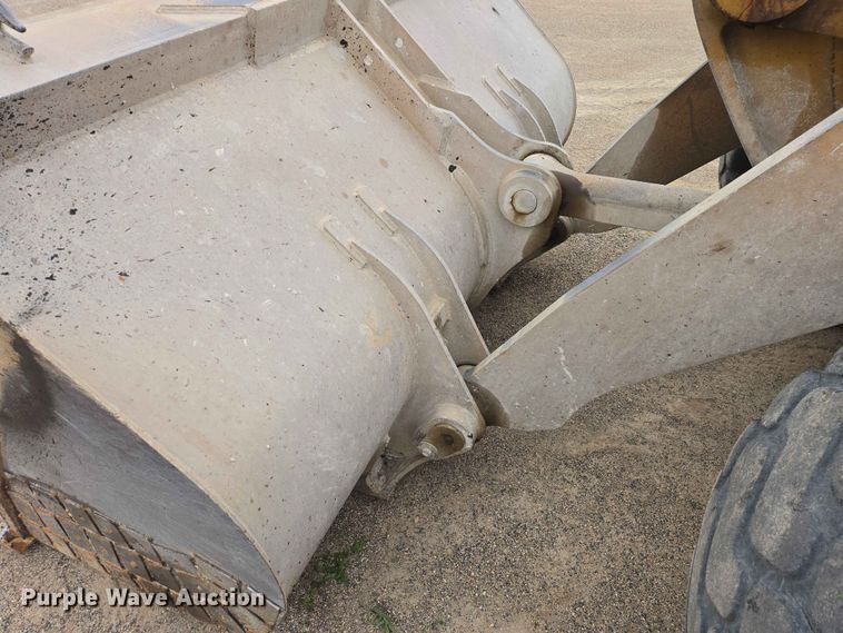 image for item ER1679 1997 John Deere 624G wheel loader