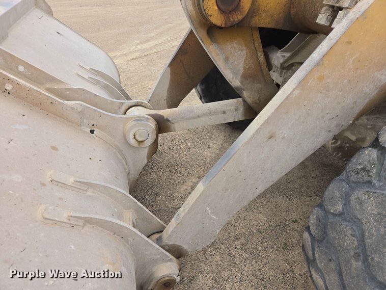 image for item ER1679 1997 John Deere 624G wheel loader