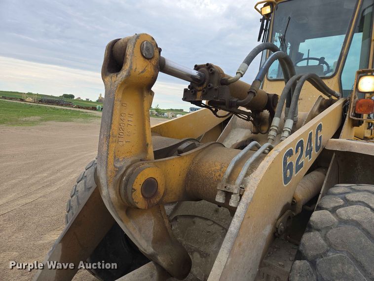 image for item ER1679 1997 John Deere 624G wheel loader