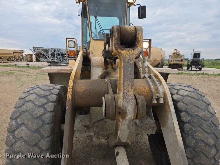 image for item ER1679 1997 John Deere 624G wheel loader