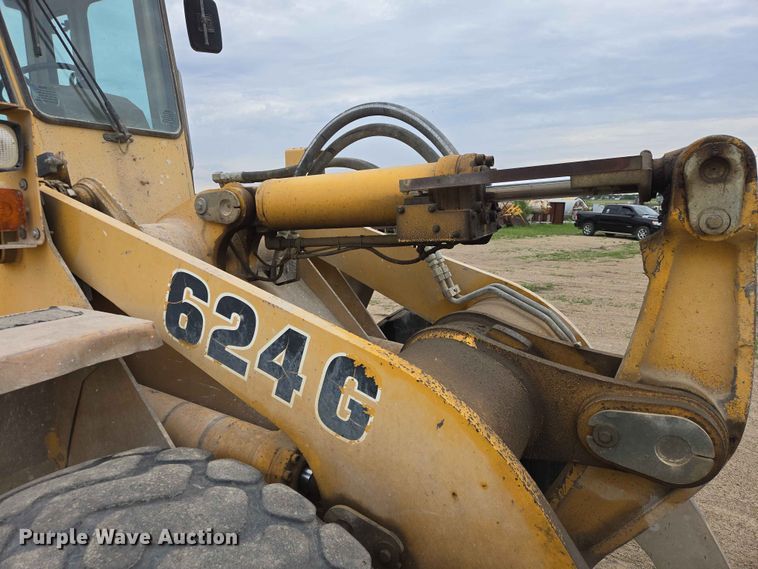 image for item ER1679 1997 John Deere 624G wheel loader