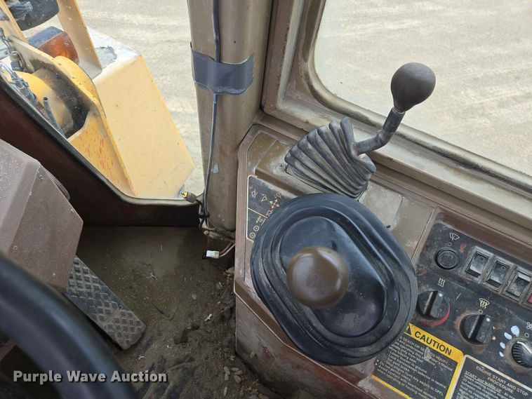 image for item ER1679 1997 John Deere 624G wheel loader