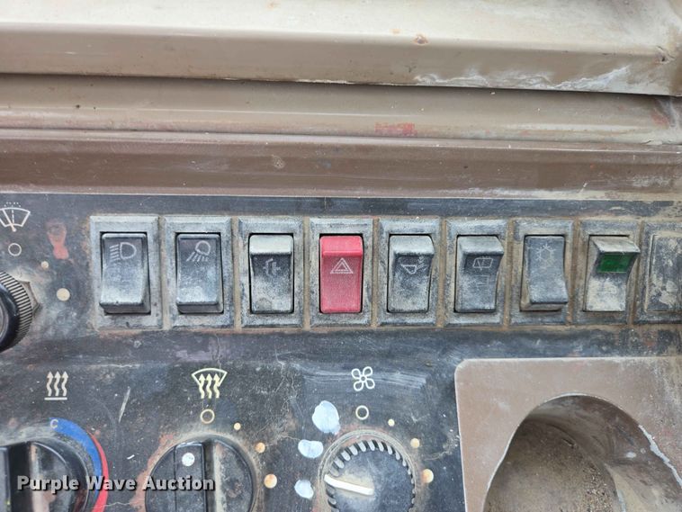 image for item ER1679 1997 John Deere 624G wheel loader