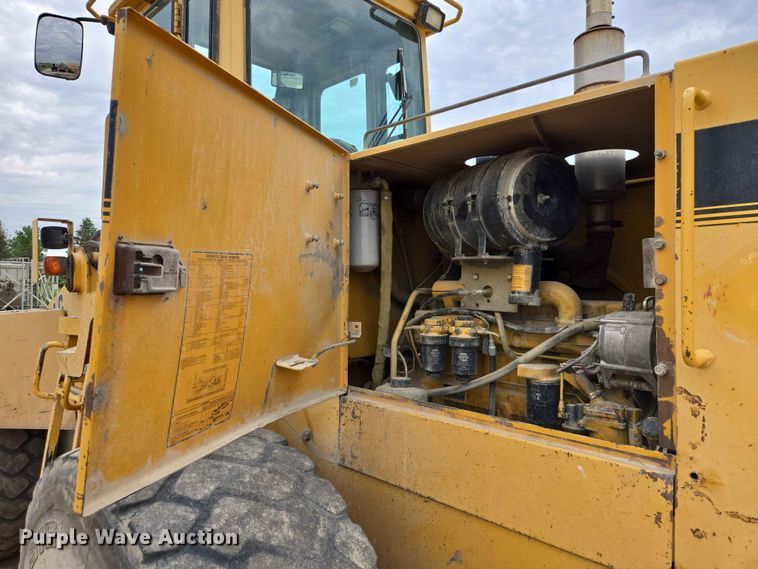 image for item ER1679 1997 John Deere 624G wheel loader