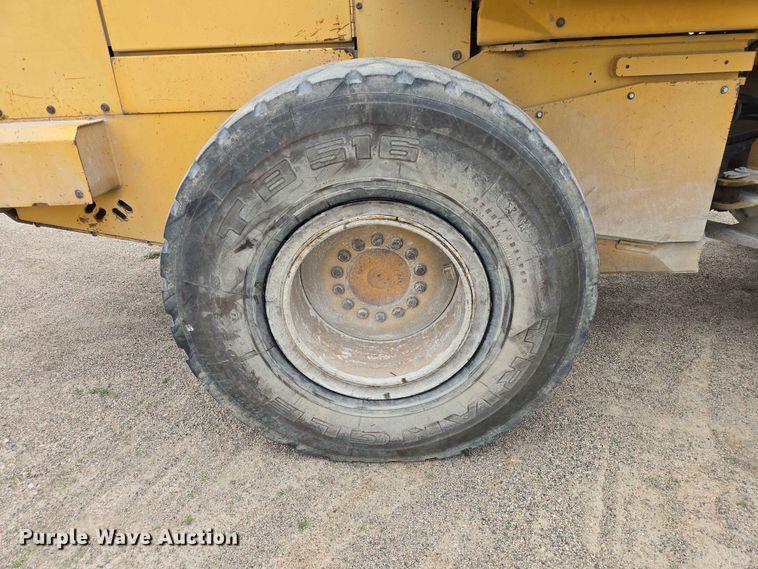 image for item ER1679 1997 John Deere 624G wheel loader