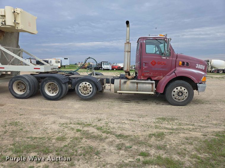 image for item ER1680 2000 Sterling A9500 semi truck