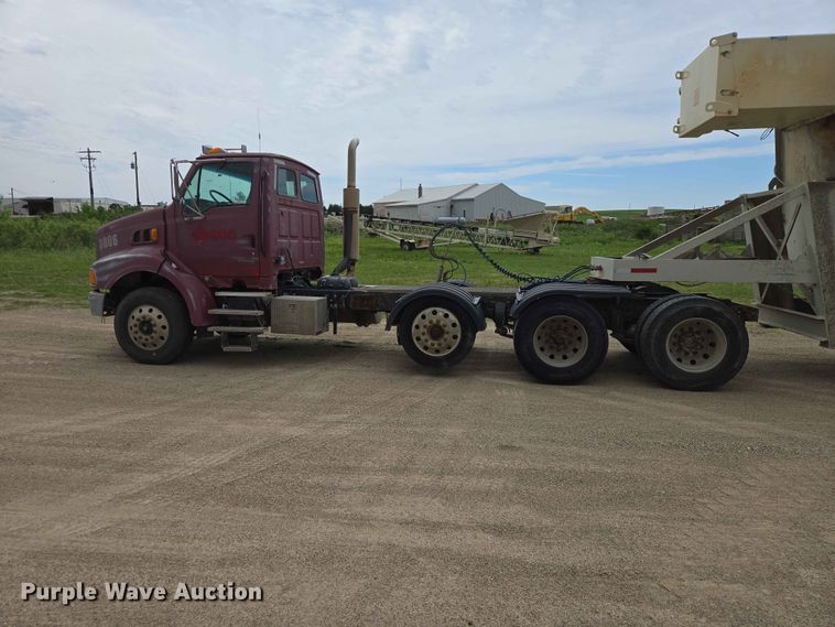 image for item ER1680 2000 Sterling A9500 semi truck