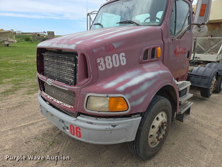 image for item ER1680 2000 Sterling A9500 semi truck